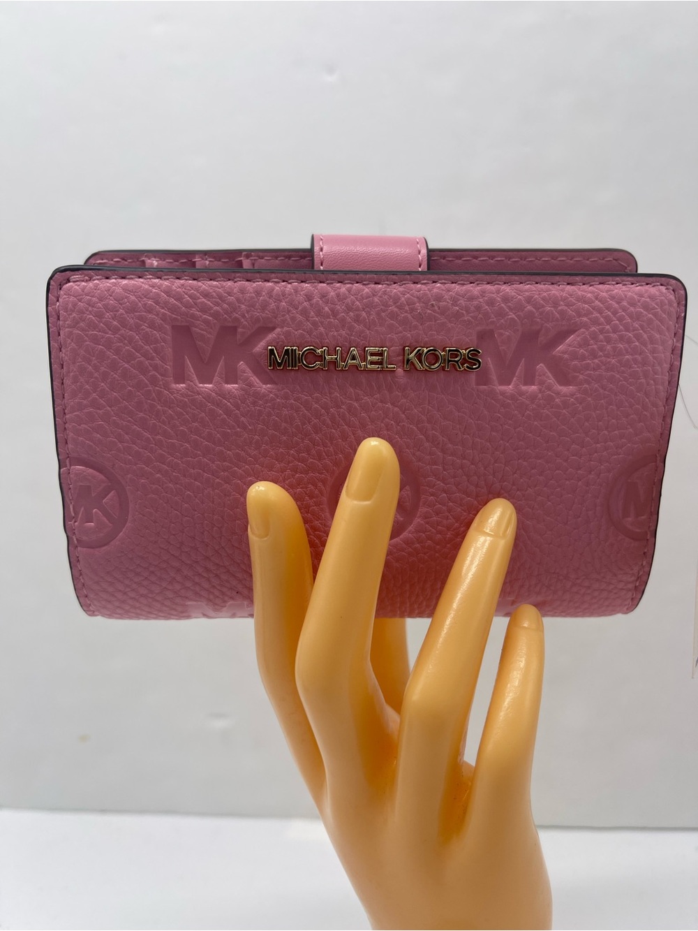 MICHAEL KORS Jet Set Travel Md Zip CoinLogo Debossed Bifold Wallet
Carnation
NWT - Picture 12 of 16